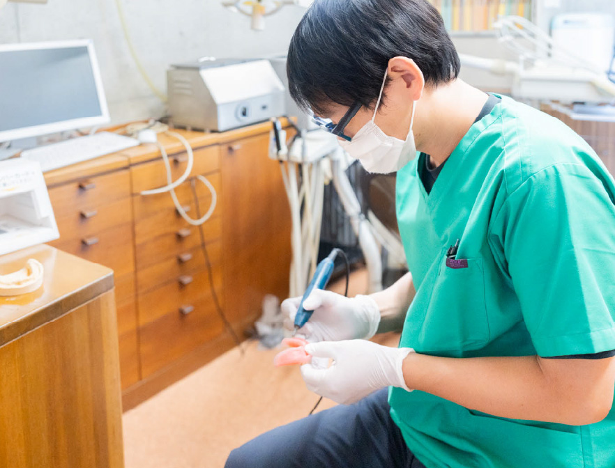 入れ歯を作る歯科医師の画像