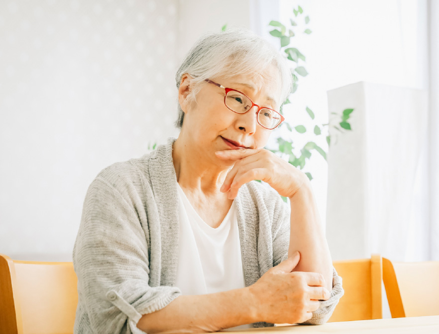 高齢の女性が悩んでいる画像